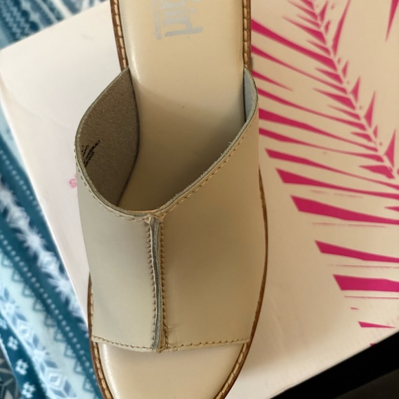 New Women's Cream Platform Clogs - Picture 3 of 6